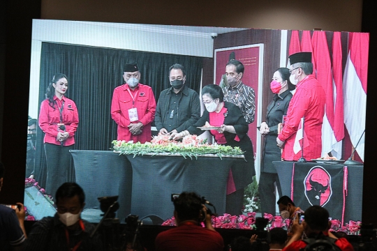 Rakernas II PDIP, Jokowi Terima Potongan Tumpeng dari Megawati
