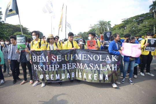 Aksi Mahasiswa Demo Tolak RKUHP di Patung Kuda
