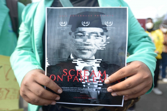 Aksi Mahasiswa Demo Tolak RKUHP di Patung Kuda