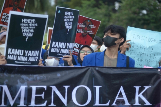 Aksi Mahasiswa Demo Tolak RKUHP di Patung Kuda