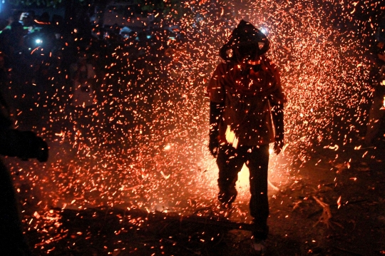 Menyaksikan Tradisi Perang Obor di Jepara