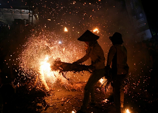 Menyaksikan Tradisi Perang Obor di Jepara