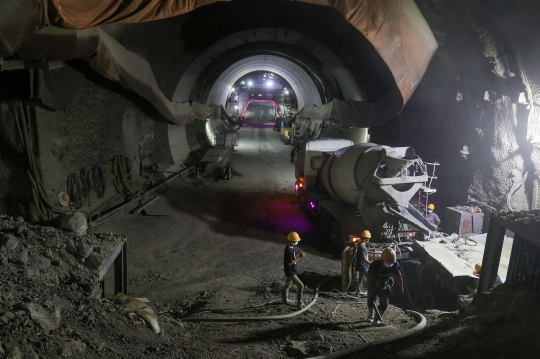 13 Terowongan Proyek Kereta Cepat Jakarta-Bandung Berhasil Ditembus