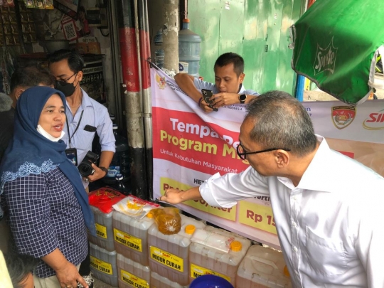 Pastikan Harga Minyak Goreng Aman, Mendag Zulhas Sidak Warung di Pasar Klender