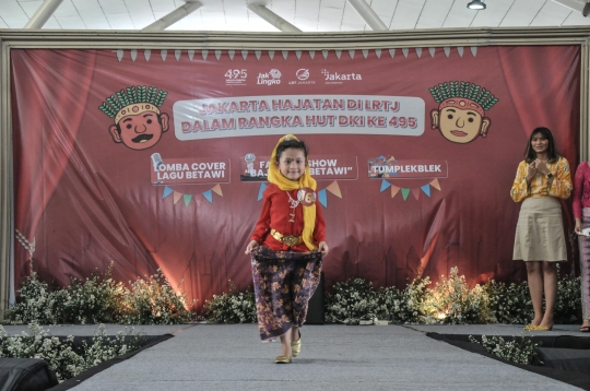 Tingkah Lucu Anak-Anak dalam Fashion Show Baju Adat Betawi