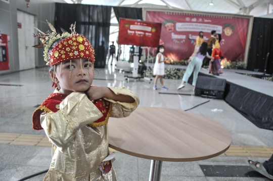 Tingkah Lucu Anak-Anak dalam Fashion Show Baju Adat Betawi