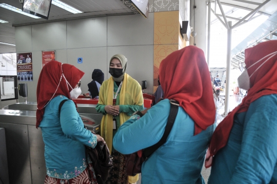 Antusiasme Warga Berkeliling Gratis dengan LRT Jakarta