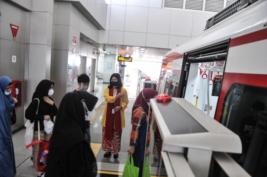 Antusiasme Warga Berkeliling Gratis dengan LRT Jakarta