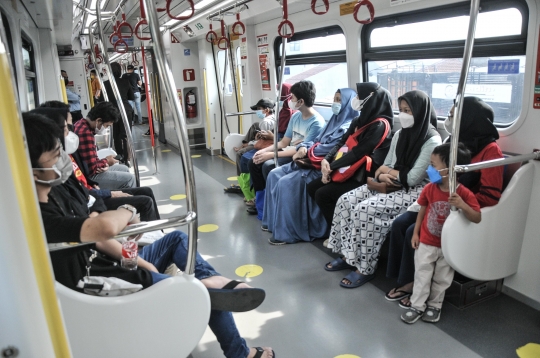 Antusiasme Warga Berkeliling Gratis dengan LRT Jakarta