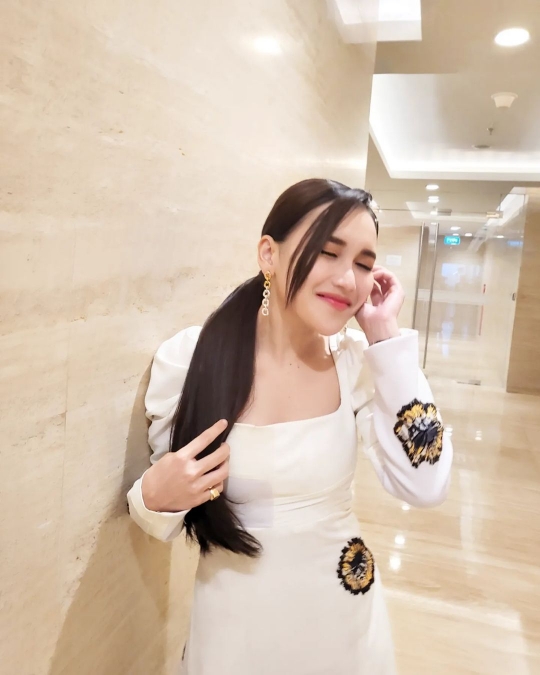 6 Potret Ayu Ting Ting Tampil dengan Long Dress, Netizen 'Cantik Banget'