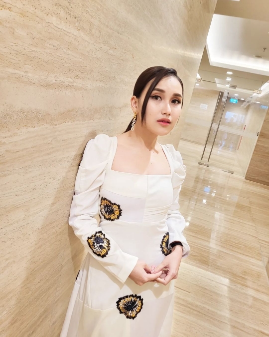6 Potret Ayu Ting Ting Tampil dengan Long Dress, Netizen 'Cantik Banget'