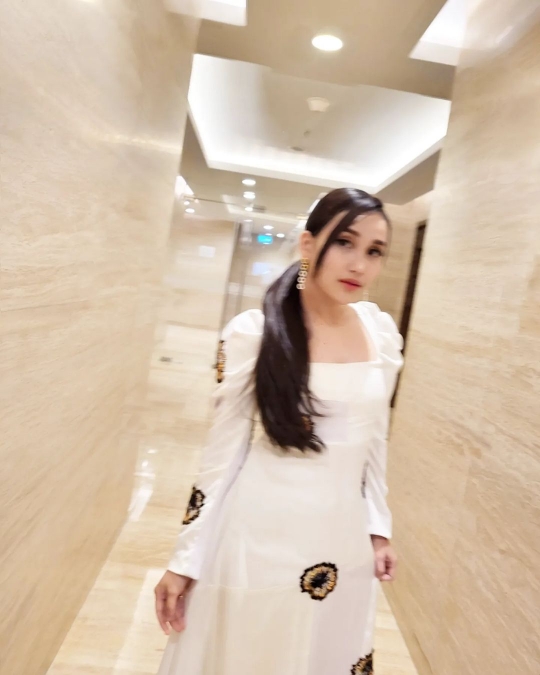 6 Potret Ayu Ting Ting Tampil dengan Long Dress, Netizen 'Cantik Banget'