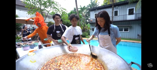 Potret Sarwendah Masak Tom Yum Dalam Porsi Besar, Dipuji Lezat Banget