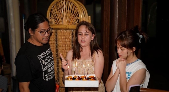 Intip Potret 'Birthday Trip' Adhisty Zara yang Seru Banget, Main Bareng di Pantai