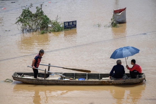 Banjir Besar Akibat Hujan Lebat Landa China, Tinggi Air Seatap Rumah