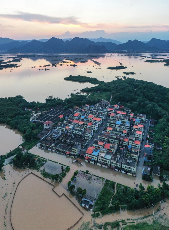 Banjir Besar Akibat Hujan Lebat Landa China, Tinggi Air Seatap Rumah