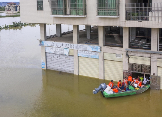 Banjir Besar Akibat Hujan Lebat Landa China, Tinggi Air Seatap Rumah