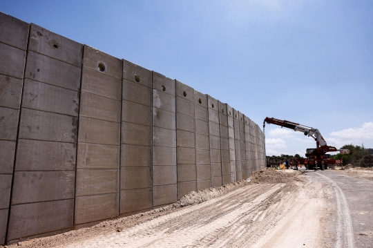 Israel Bangun Tembok Pemisah Setinggi 9 Meter di Tepi Barat