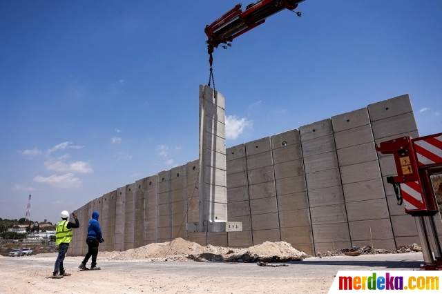 Foto : Israel Bangun Tembok Pemisah Setinggi 9 Meter di Tepi Barat