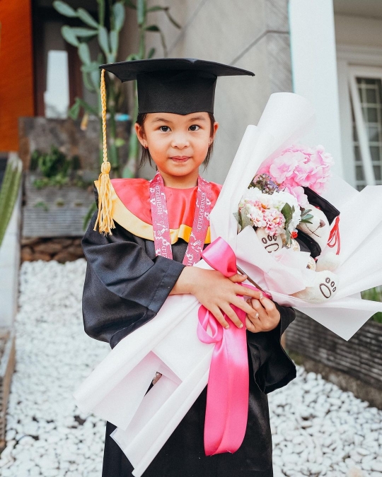 Deretan Foto Nastusha Anak Chelsea Olivia di Momen Wisuda, Lucu Banget Pakai Toga