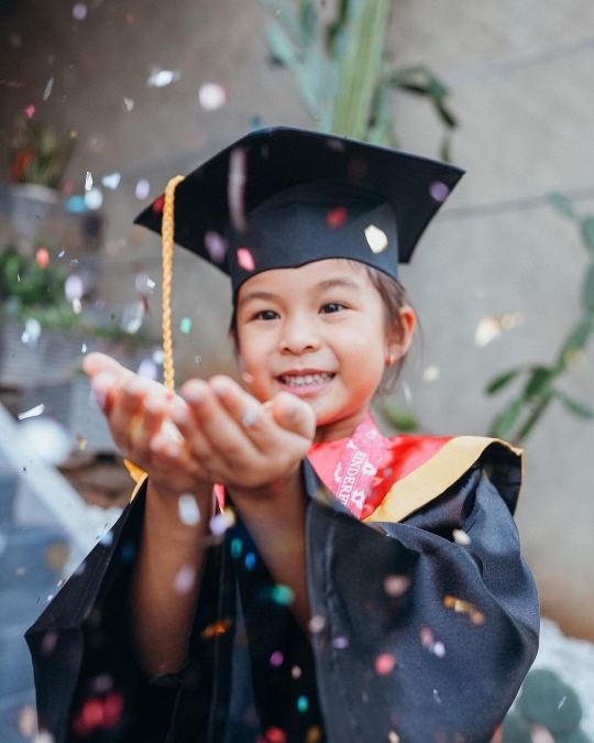 Deretan Foto Nastusha Anak Chelsea Olivia di Momen Wisuda, Lucu Banget Pakai Toga