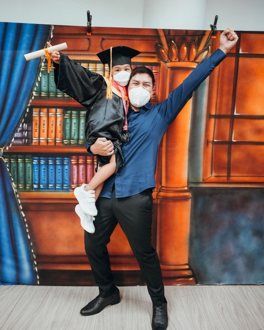 Deretan Foto Nastusha Anak Chelsea Olivia di Momen Wisuda, Lucu Banget Pakai Toga