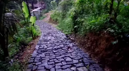 Kampung Unik di Atas Air Terjun, Dikelilingi Hutan Cuma Dihuni 3 Rumah