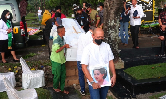 Suasana Pemakaman Rima Melati di TPU Tanah Kusir