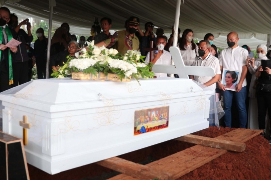Suasana Pemakaman Rima Melati di TPU Tanah Kusir