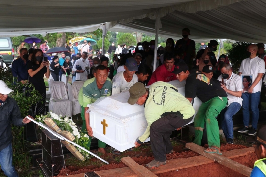 Suasana Pemakaman Rima Melati di TPU Tanah Kusir