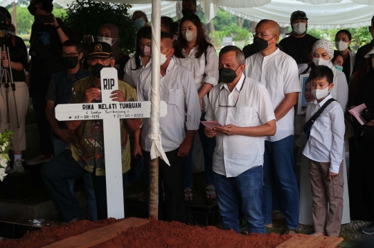 Suasana Pemakaman Rima Melati di TPU Tanah Kusir