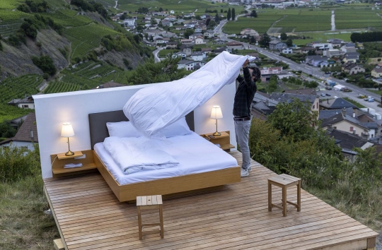 Uniknya Hotel Bintang Nol Beratap Langit di Swiss