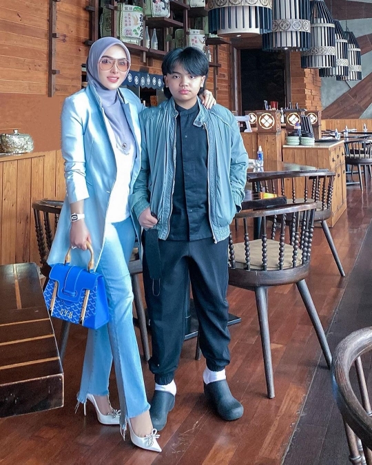 Potret Syahrini dengan Chef Cilik di Restoran Suaminya, Penampilannya Cetar Abis