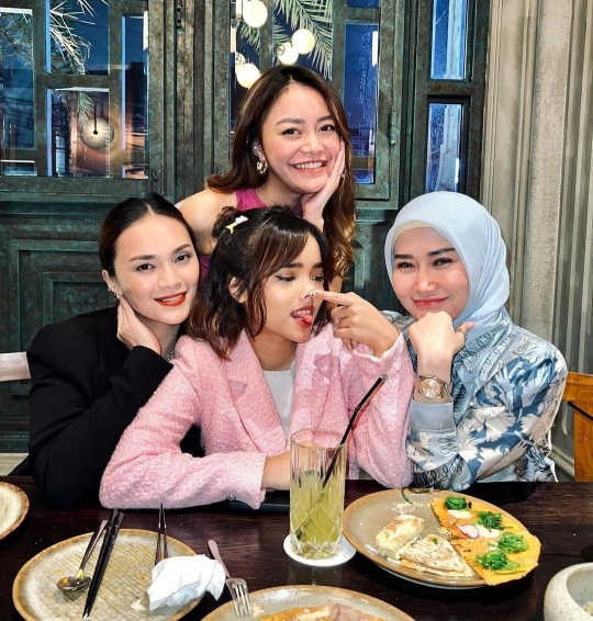 Foto Fuji Hangout Bareng Para Sahabat, Penampilannya Jadi Sorotan