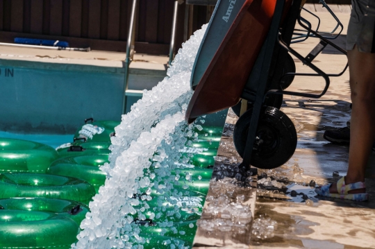 Suhu Panas, Waterpark di Texas Ditambah Es Batu