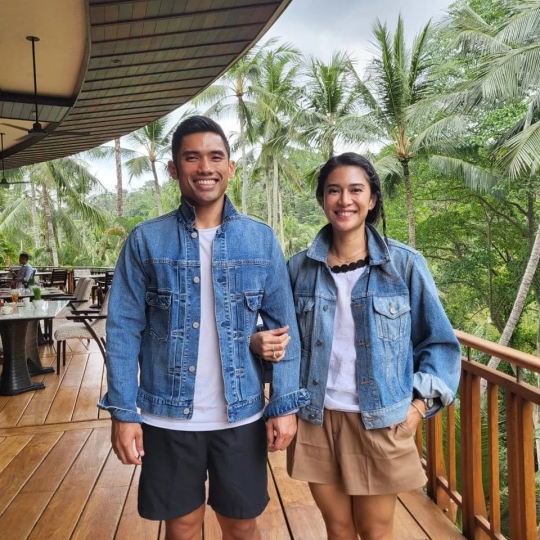 Potret Romantis Dian Satro & Suami Liburan di Bali, Penampilan Cantiknya Bikin Salfok