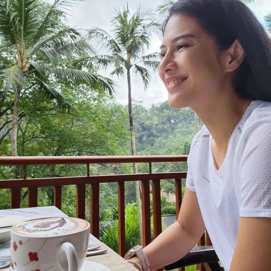 Potret Romantis Dian Satro & Suami Liburan di Bali, Penampilan Cantiknya Bikin Salfok