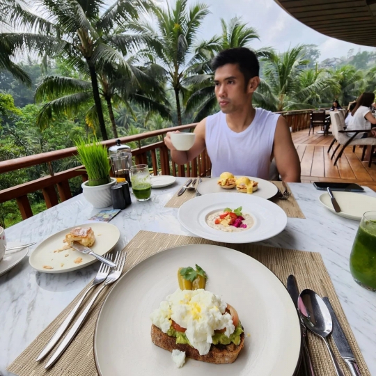Potret Romantis Dian Satro & Suami Liburan di Bali, Penampilan Cantiknya Bikin Salfok