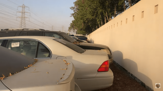 Negara Sultan Memang Beda, Intip Mobil Mewah Dibuang & Terbengkalai di Pinggir Jalan
