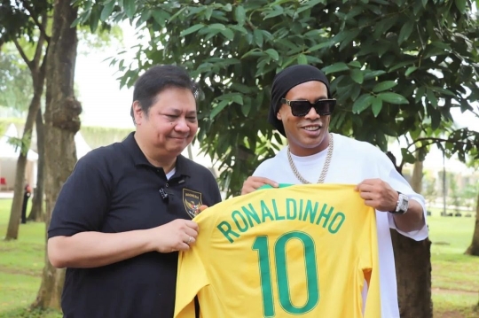 Ronaldinho Hadiahi Jersey Brasil Nomor 10 ke Pejabat Anak Buah Jokowi