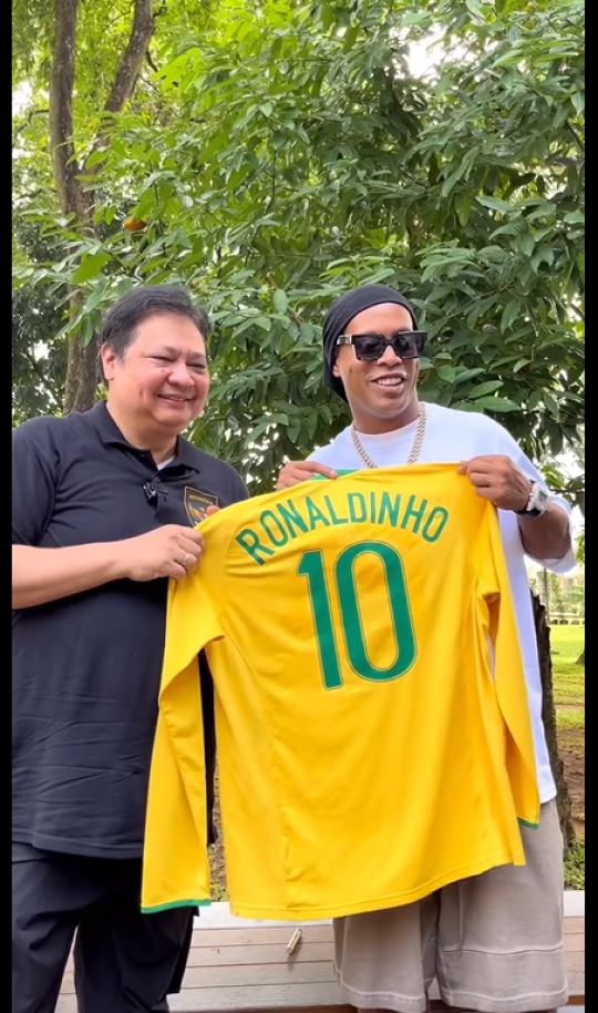 Ronaldinho Hadiahi Jersey Brasil Nomor 10 ke Pejabat Anak Buah Jokowi
