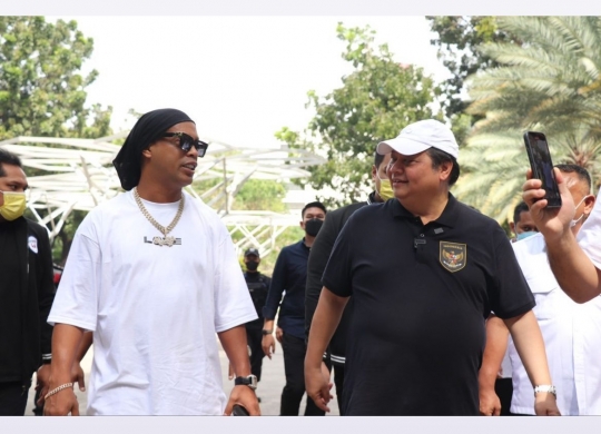 Ronaldinho Hadiahi Jersey Brasil Nomor 10 ke Pejabat Anak Buah Jokowi