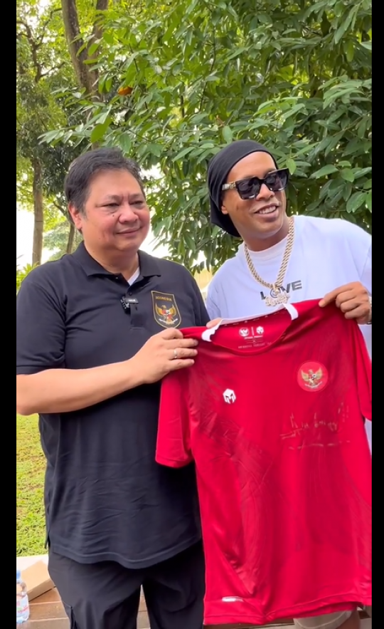 Ronaldinho Hadiahi Jersey Brasil Nomor 10 ke Pejabat Anak Buah Jokowi