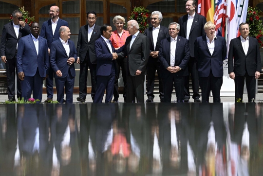 Momen Akrab Jokowi Dirangkul Joe Biden di KTT G7