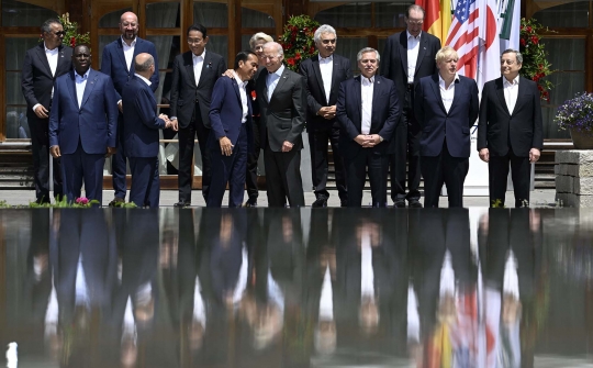 Momen Akrab Jokowi Dirangkul Joe Biden di KTT G7