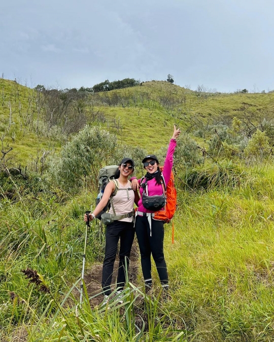 6 Potret Febby Rastanty saat Naik Gunung Merbabu, Penampilannya Bikin Salfok