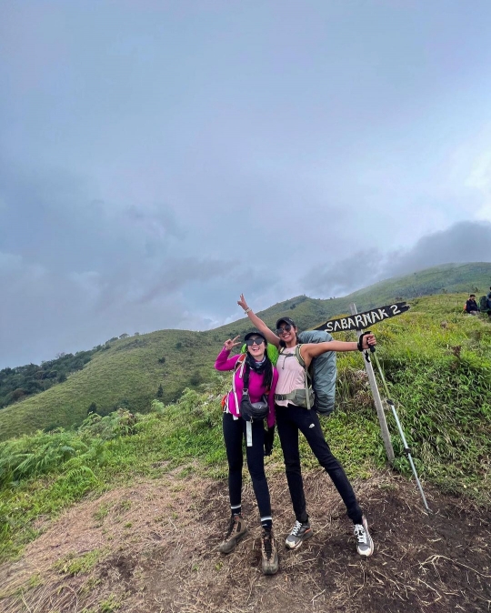 6 Potret Febby Rastanty saat Naik Gunung Merbabu, Penampilannya Bikin Salfok