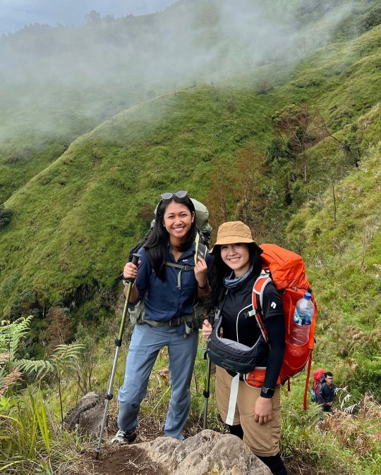 6 Potret Febby Rastanty saat Naik Gunung Merbabu, Penampilannya Bikin Salfok