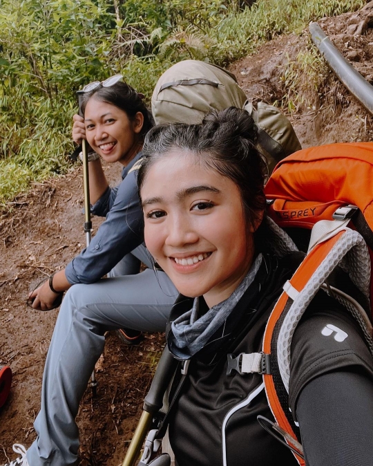 6 Potret Febby Rastanty saat Naik Gunung Merbabu, Penampilannya Bikin Salfok