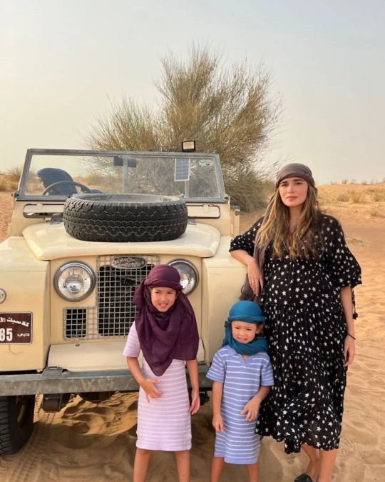 Liburan di Dubai, Gaya Kedua Putri Yasmine Wildblood Dipuji Cantik dan Bikin Gemas